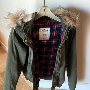 Olive green winter jacket from Hollister. Size L.
